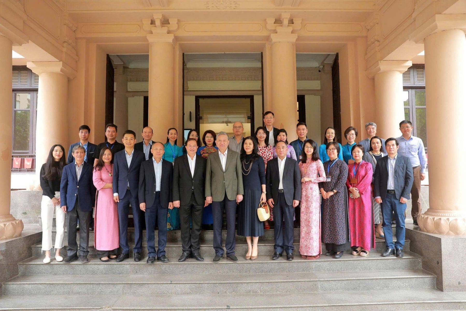 Sáng Chủ nhật, ngày 16 tháng 11 năm 2025, Tổng Bí thư Tô Lâm cùng Phu nhân Ngô Phương Ly đã đến thăm Bảo tàng Mỹ thuật Việt Nam và tham quan Triển lãm "100 năm Mỹ thuật Hiện đại". Sáng Chủ nhật, ngày 16 tháng 11 năm 2025, Tổng Bí thư Tô Lâm cùng Phu nhân Ngô Phương Ly đã đến thăm Bảo tàng Mỹ thuật Việt Nam và tham quan Triển lãm "100 năm Mỹ thuật Hiện đại".