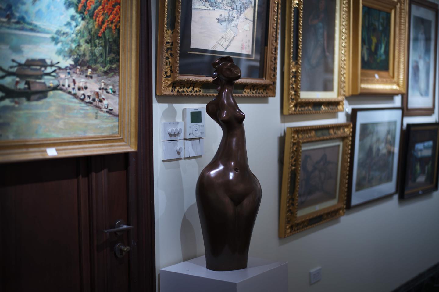 LƯU THANH LAN VÀ NGÔN NGỮ ĐIÊU KHẮC CỦA SỰ AN NHIÊN